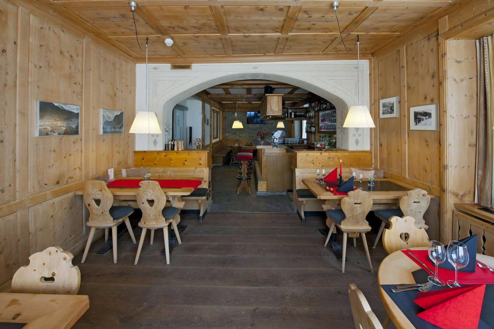 Hotel Crusch Alba แซร์เนซ ภายนอก รูปภาพ